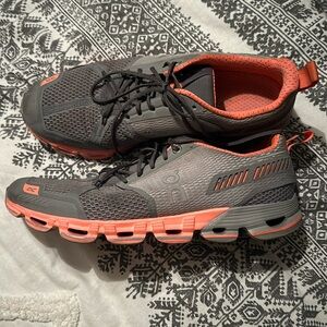 ON.   On Cloud Sneakers Sz 9.5